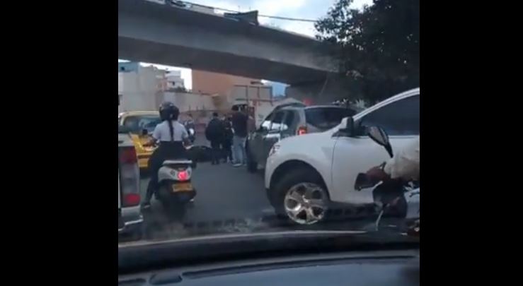 (Video) Accidente de tránsito en la avenida 80 dejó un motociclista herido