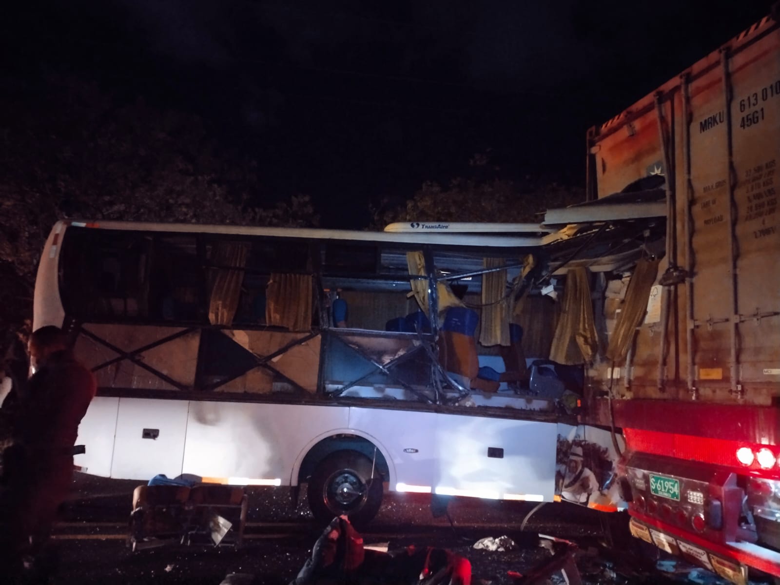 Cuatro muertos y 15 heridos en grave accidente entre un bus y una tractomula