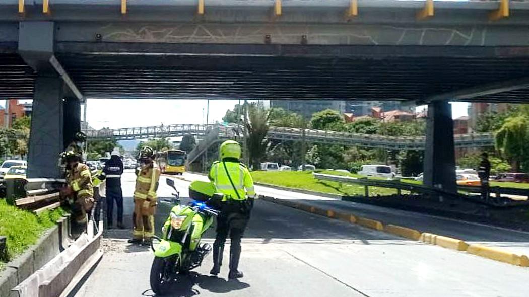 Cae parte de la estructura de un puente en Bogotá