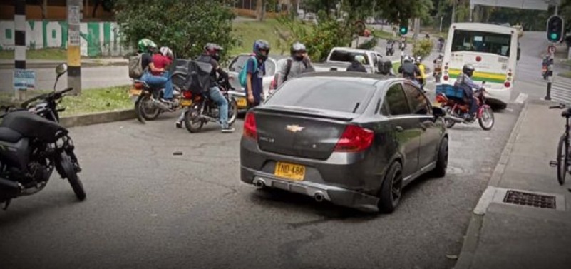 Conductor atropelló a tres motociclistas en Belén y se fugó