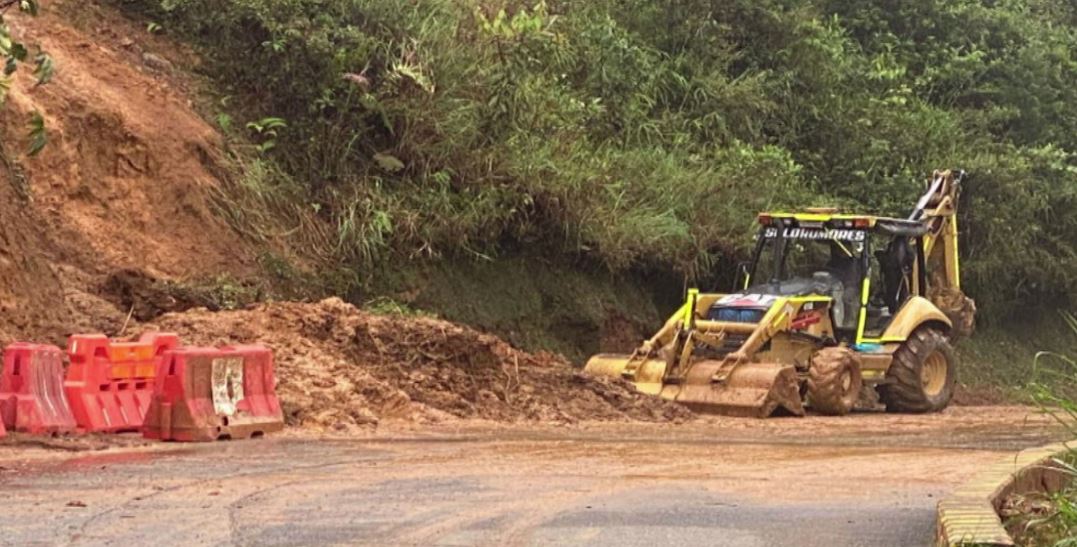 Derrumbe en Santa Elena inhabilitó la vía