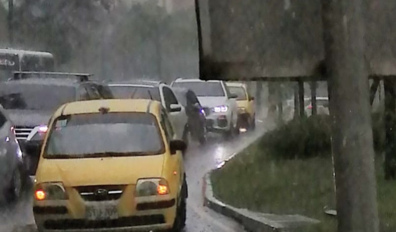 Taxi quedó atrapado en una alcantarilla en medio de las fuertes lluvias