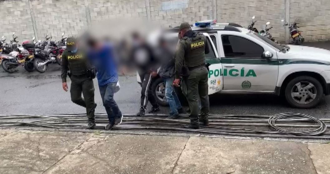 Cinco hombres fueron sorprendidos hurtando cable en Itagüí