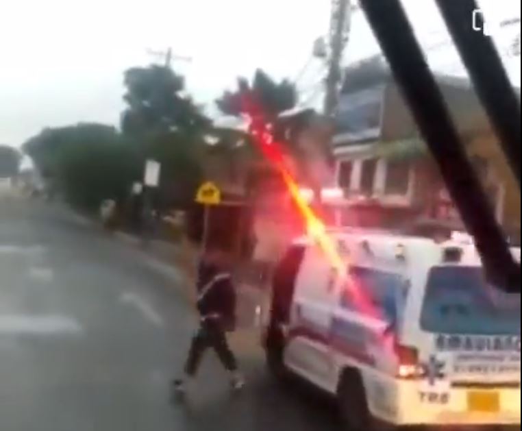 (Video) Paramédico amenaza a un conductor del MIO en Cali