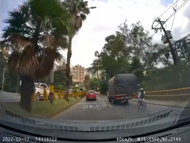 (Video) Un ciclista se accidentó por pegarse de un camión en Las Palmas