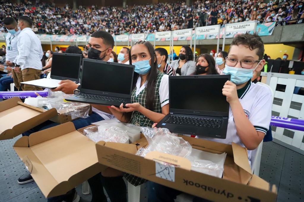 Niños de Medellín materializaron su sueño de tener un computador