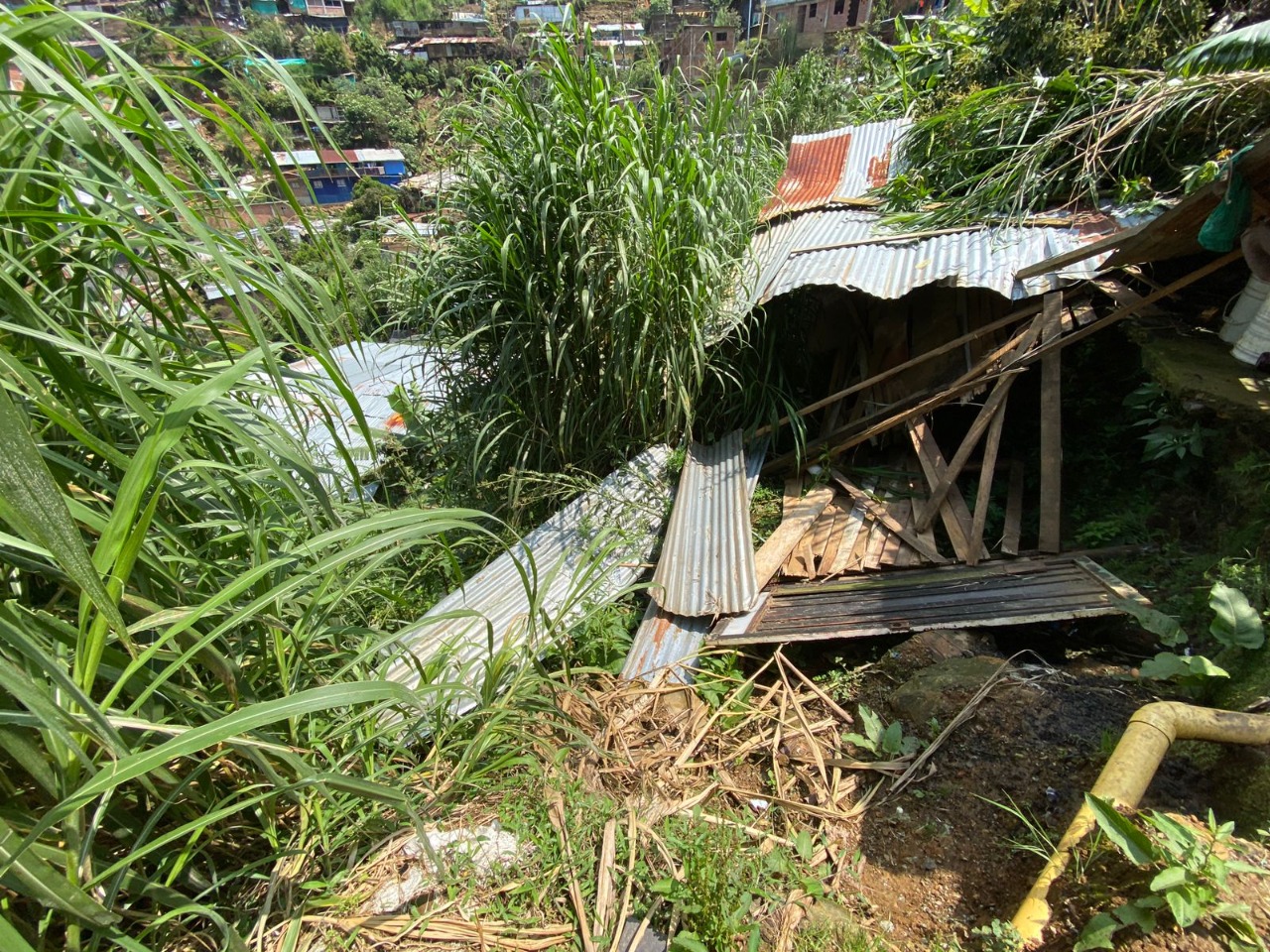 Una vivienda colapsó y nueve más fueron evacuadas en La Honda