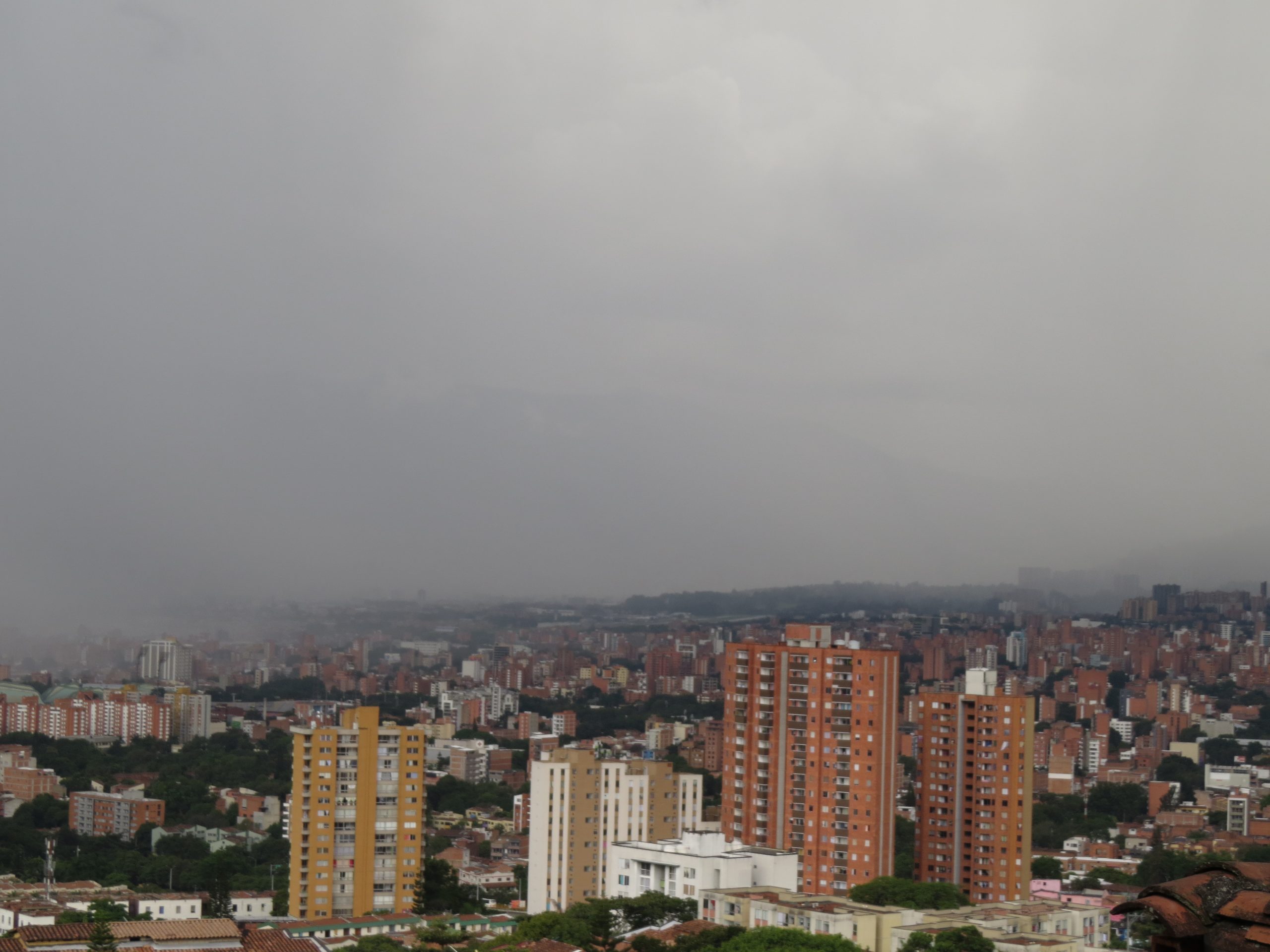 ¿Por qué hace tanto frío y no para de llover en Medellín?
