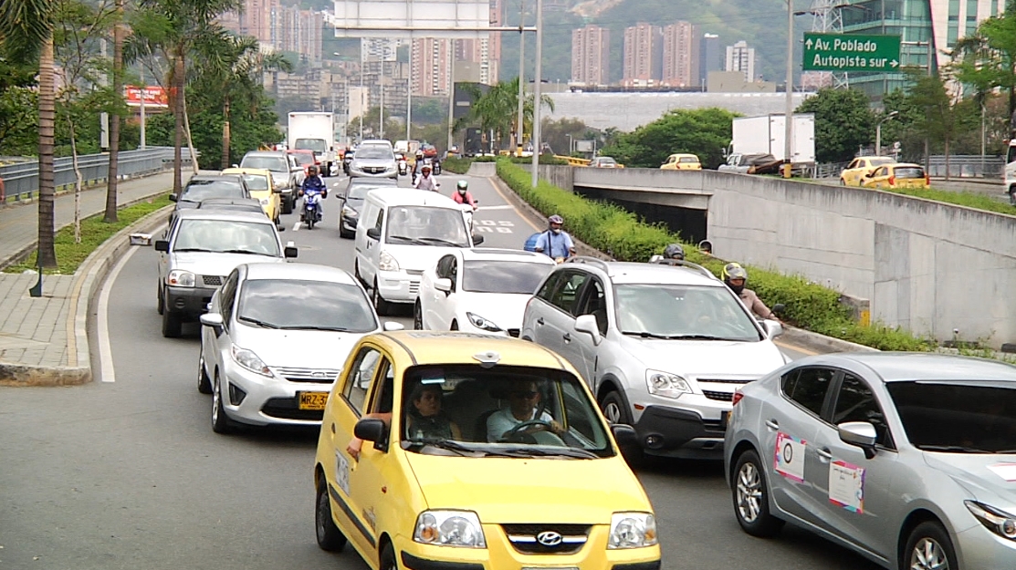 En promedio, solo 2.000 vehículos al día pagan permiso para circular en Medellín