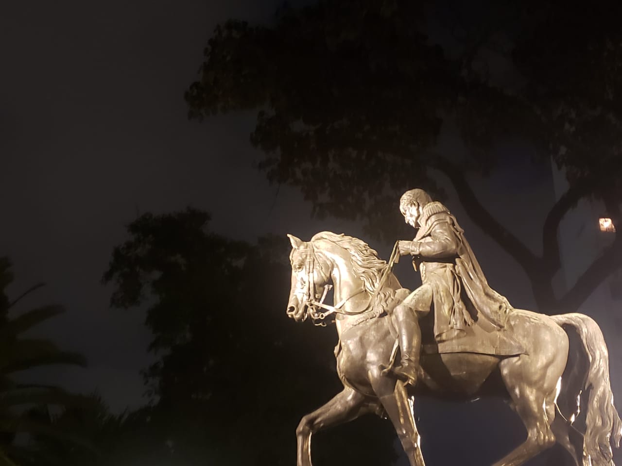 Se robaron espada de la estatua de Simón Bolívar en el Centro de Medellín