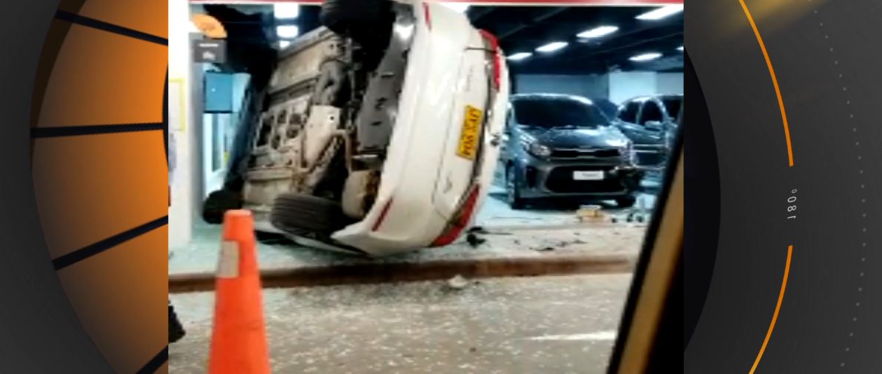 (Video) Vehículo estrelló contra una vitrina en el centro comercial El Tesoro