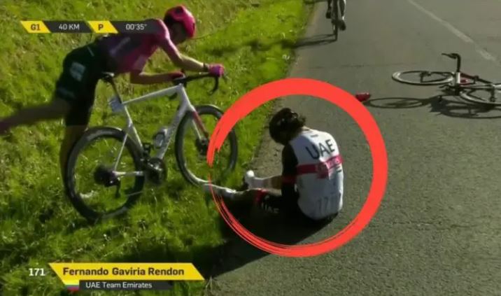 Fernando Gaviria lleva la peor parte en caída de vuelta ciclística en Bélgica