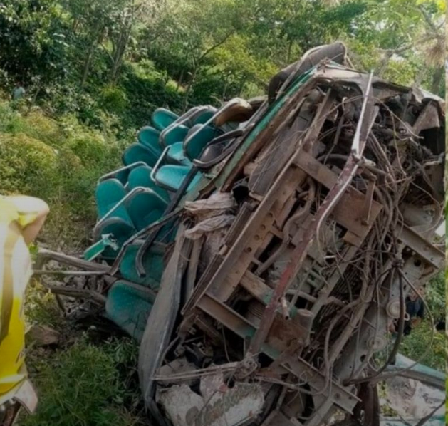 Accidente de bus escolar deja al menos seis menores muertos