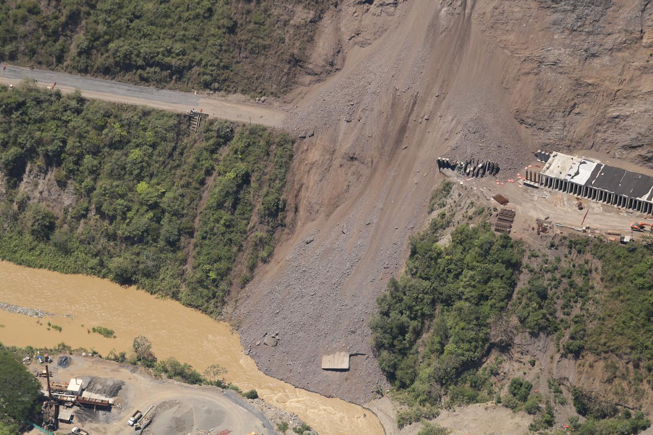 Avanzan labores para la remoción de material en derrumbe en Uramita