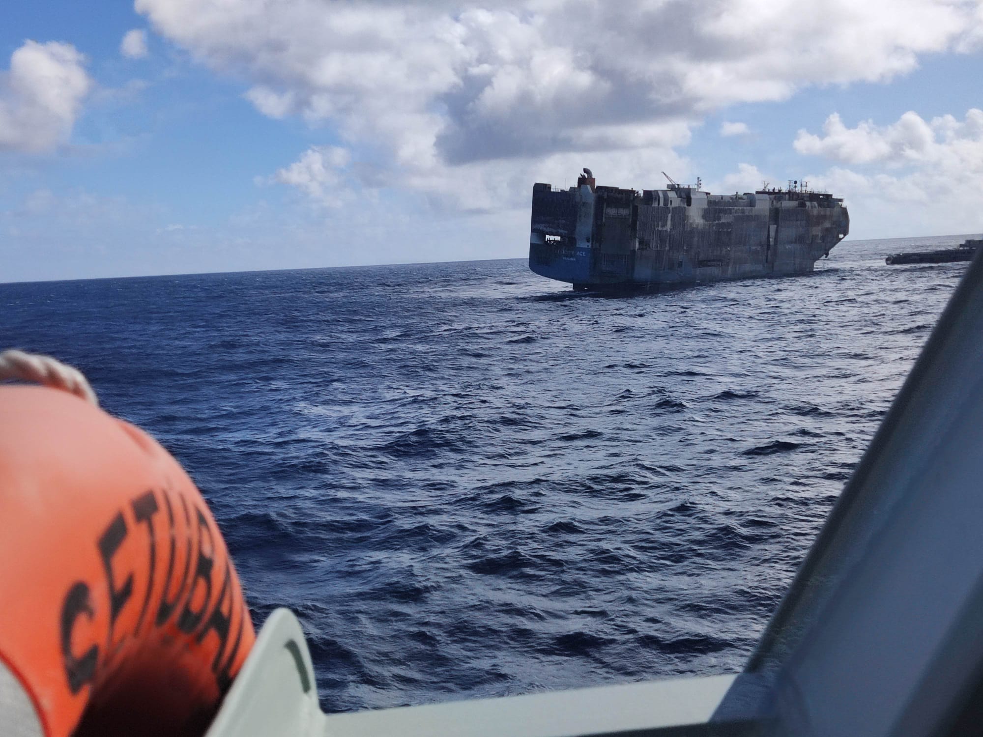 A ship carrying 350 tons. Судно Фелисити Эйс. Felicity Ace затонул. Felicity Ace судно. Felicity Ace судно затонуло.