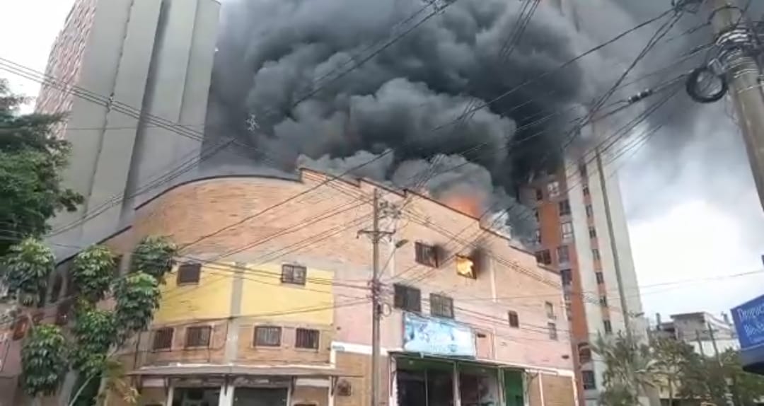 (Video) incendio en edificio del barrio El Chagualo