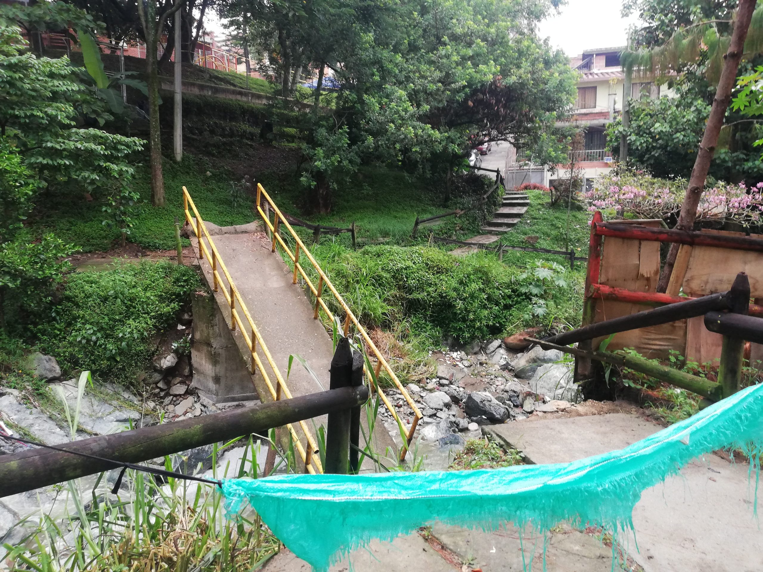 En Robledo un puente se fue a la quebrada