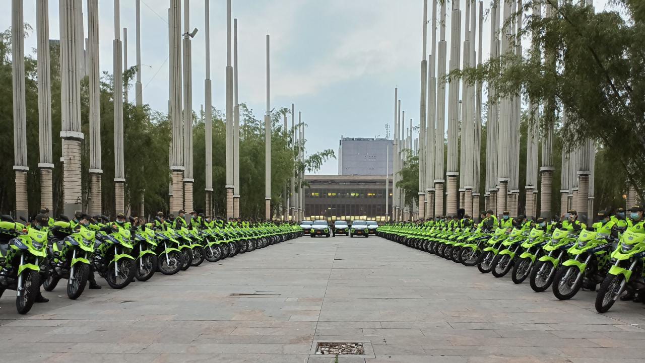100 motos y 15 camionetas fueron entregadas a la Policía de Medellín