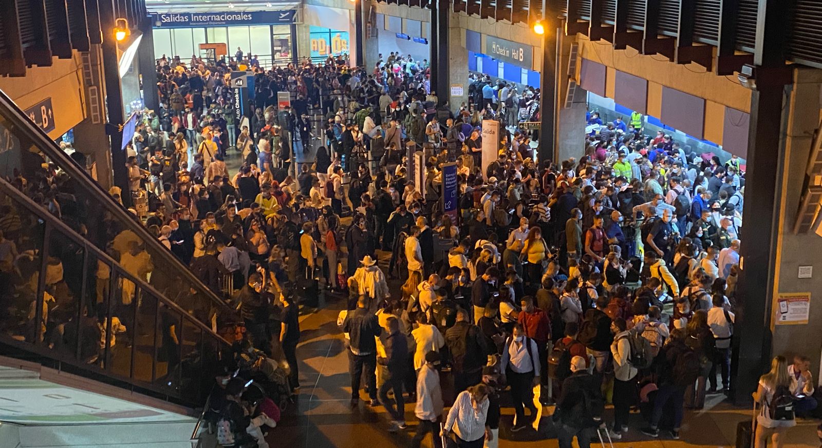 A pasajeros afectados les tocó dormir en el aeropuerto José María Córdova