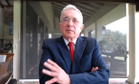 “Me han dicho paramilitar, mafioso”: Álvaro Uribe habla en audiencia de preclusión
