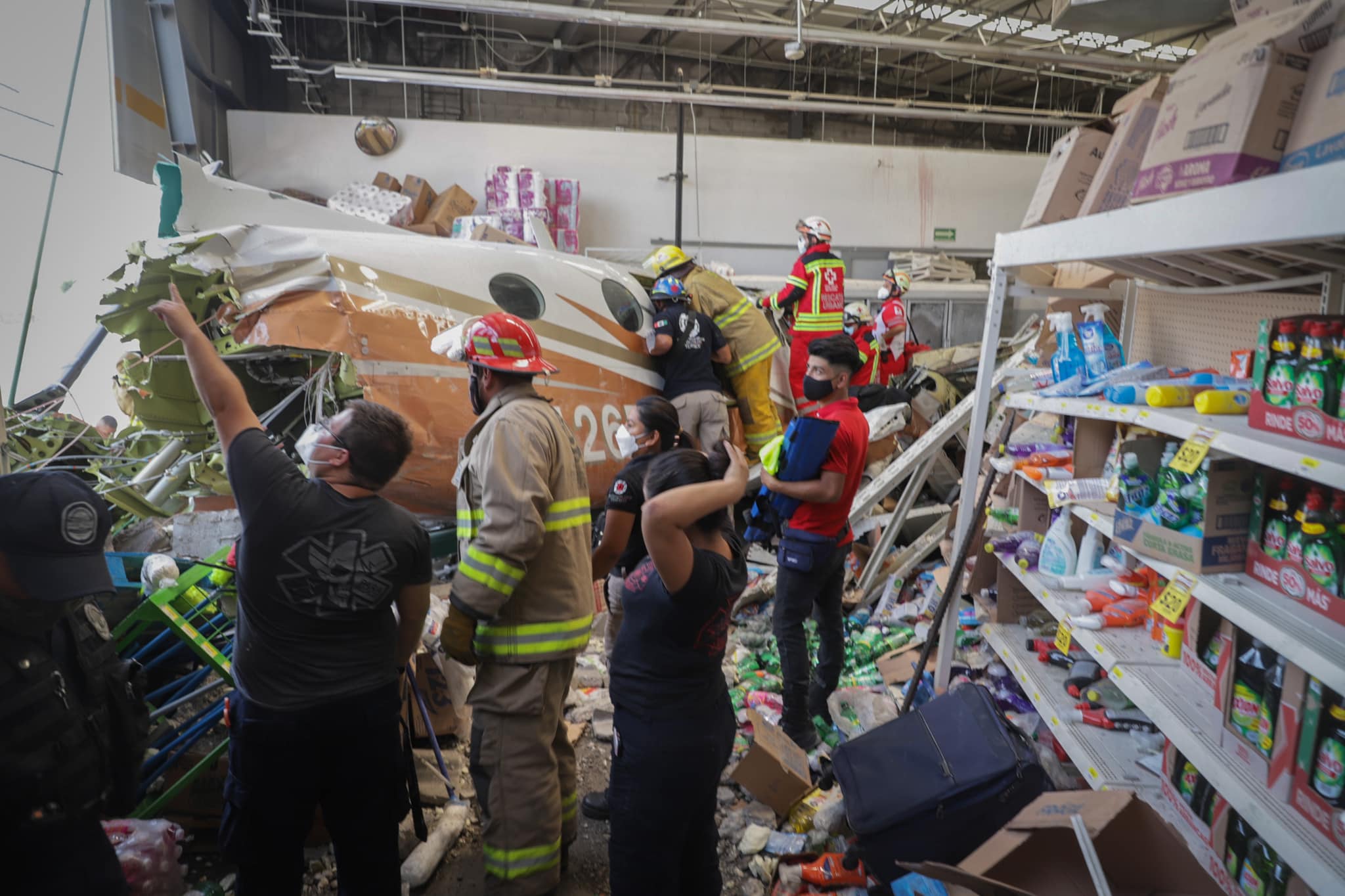 Impactantes imágenes de accidente de avioneta que cayó en supermercado