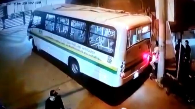 ¡Impactante! Bus alimentador del metro chocó a joven contra un poste