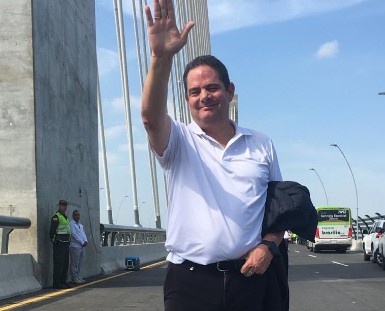 Vargas Lleras se quita de la carrera presidencial, pero le buscará el lado a ‘Fico’