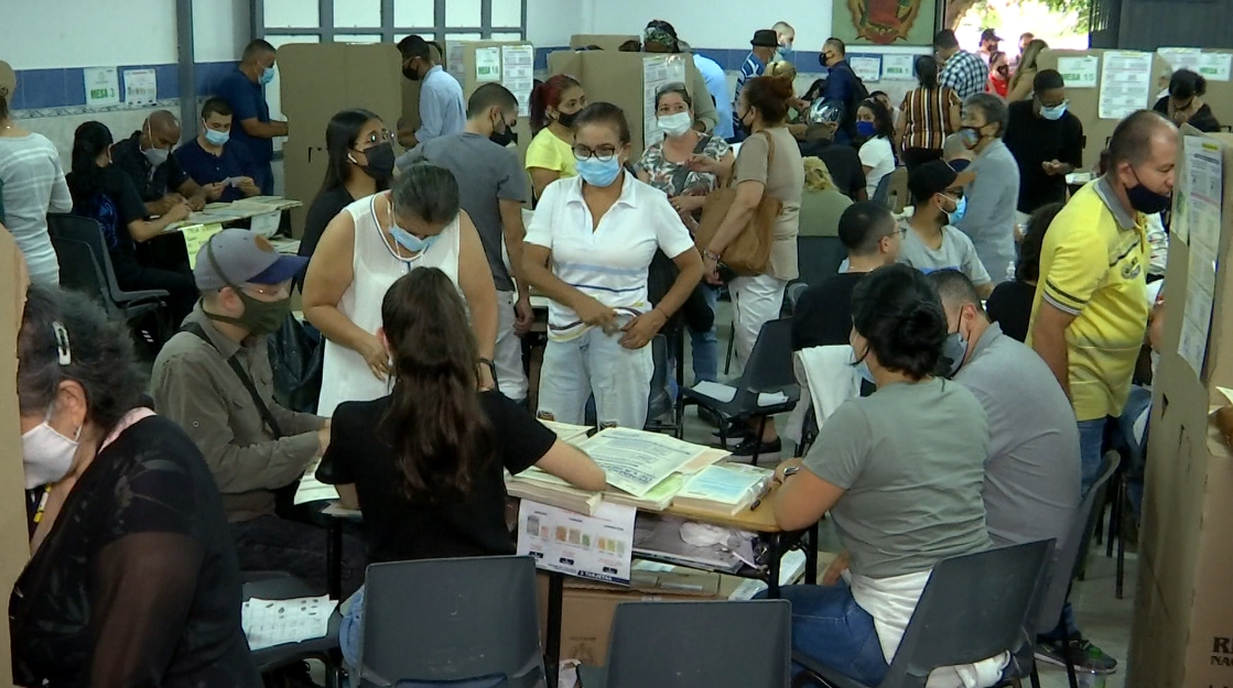 (Video) Denunciaron hacinamiento en puesto de votación de Medellín