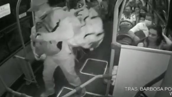 (Video) Hurto masivo en bus de servicio público de Barbosa