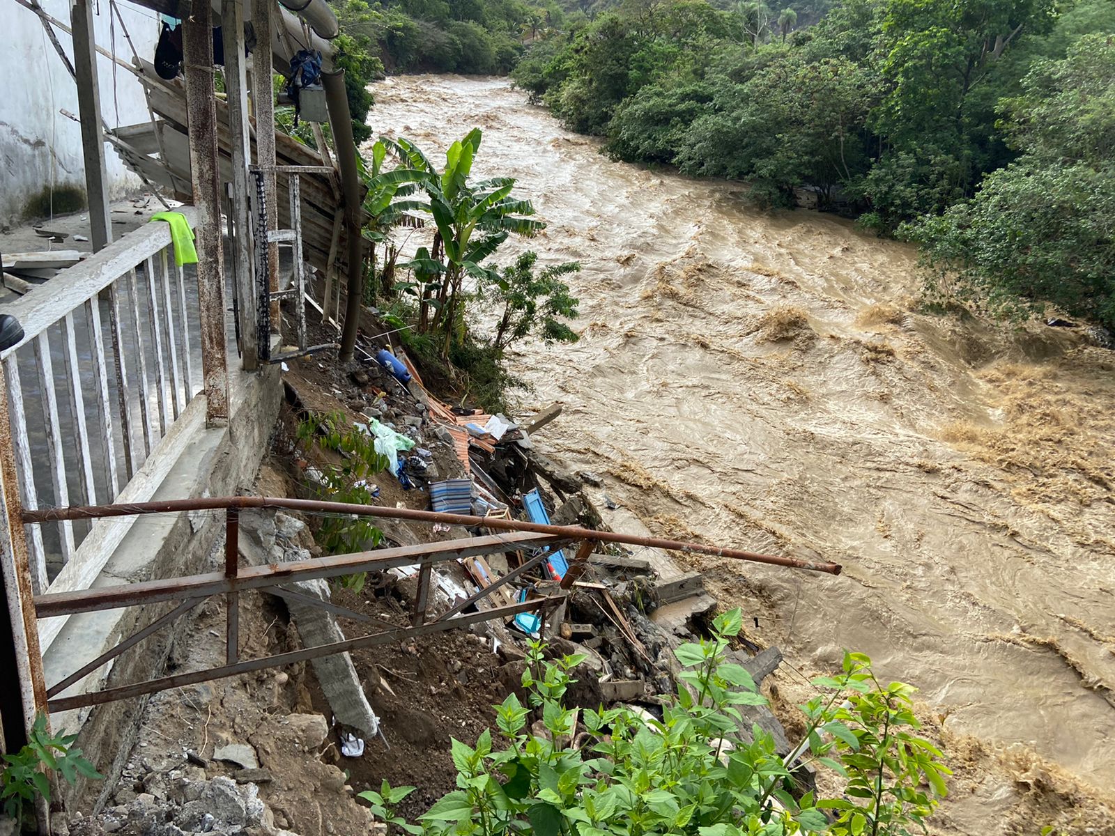 14 viviendas quedaron destruidas por avenida torrencial en Uramita