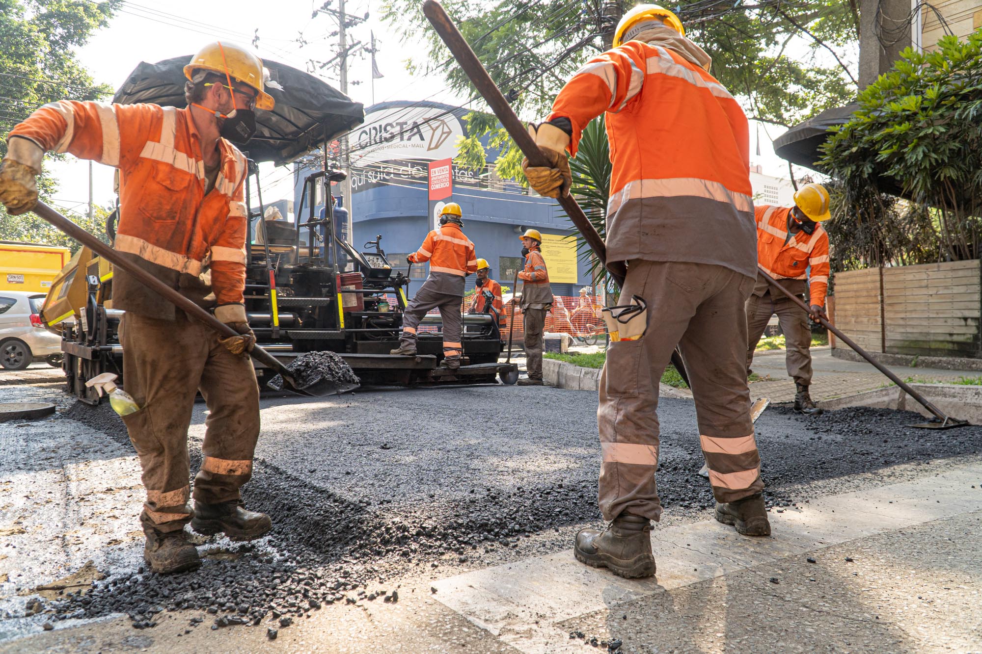 34 cuadrillas trabajan en la pavimentación de huecos en Medellín