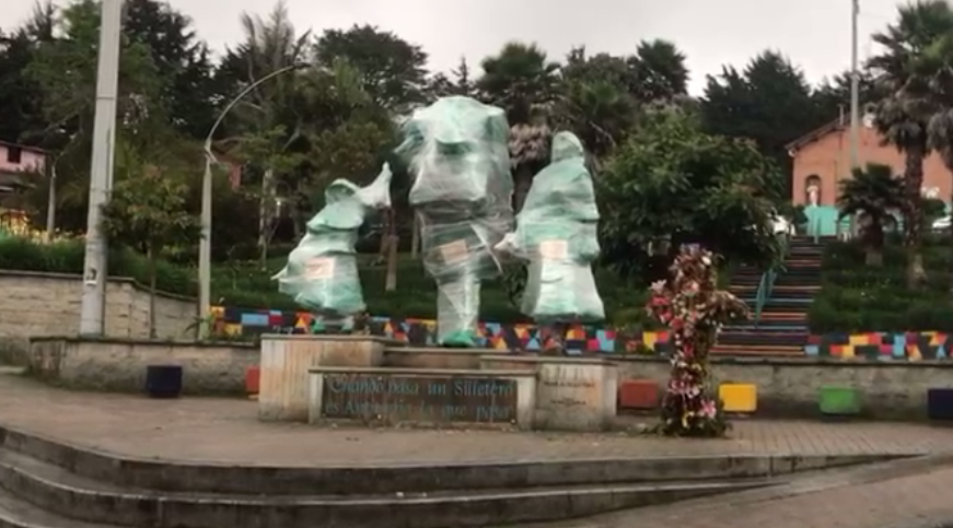 Habitantes de Santa Elena forran con bolsas escultura de la Familia Silletera