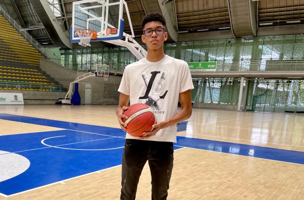 Freisser Torres, joven que mide 2,06 m de altura sueña con jugar en la NBA