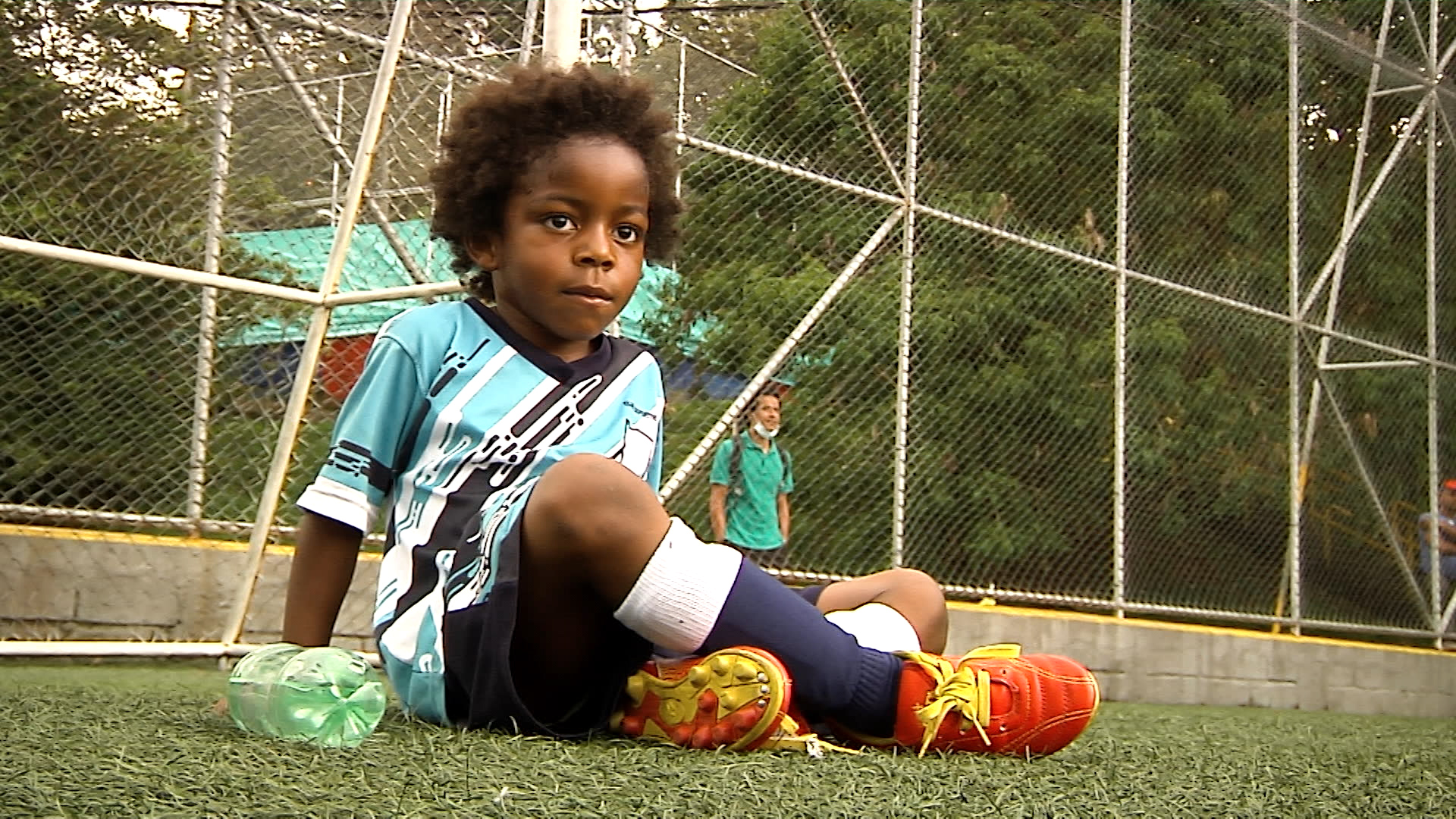 Yeiner quiere ser un gran futbolista para darle una casa a su mamá