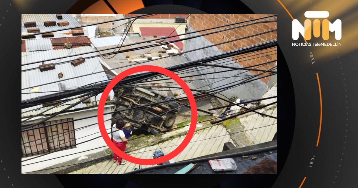 Carro cae sobre una casa en el barrio Manrique