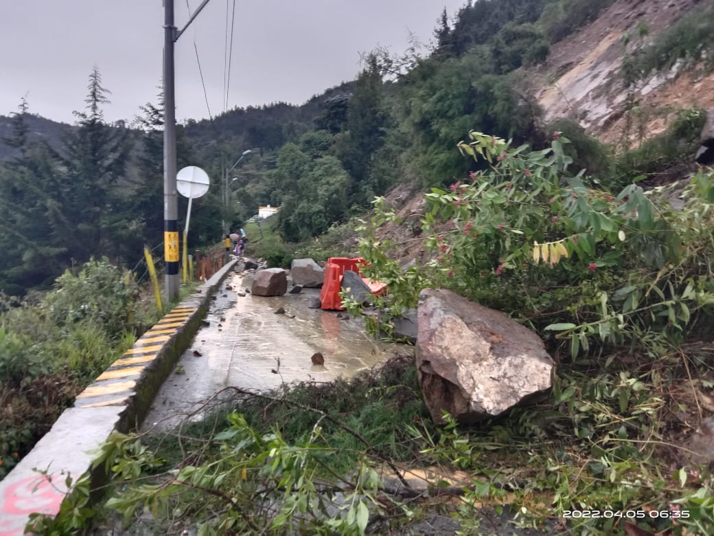 Vía Santa Elena, cerrada temporalmente por un deslizamiento