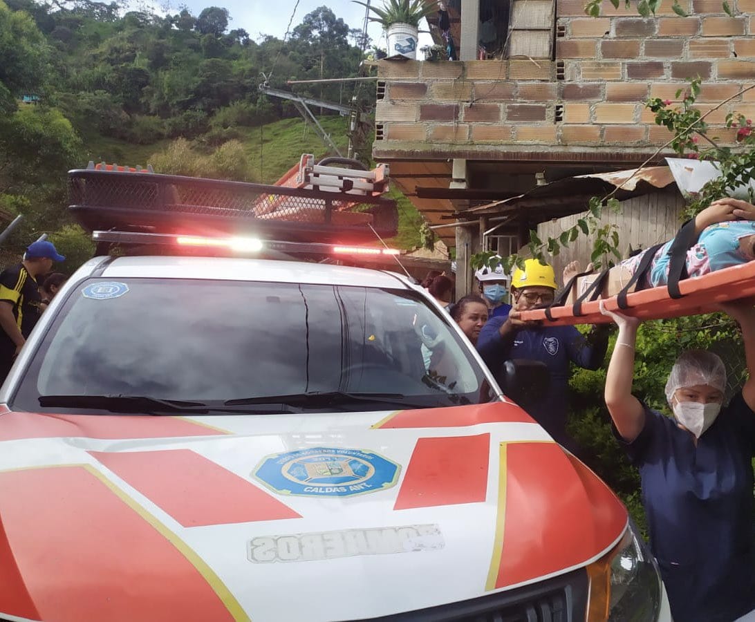 (Fotos) Cuatro personas rescatadas tras deslizamiento en Caldas