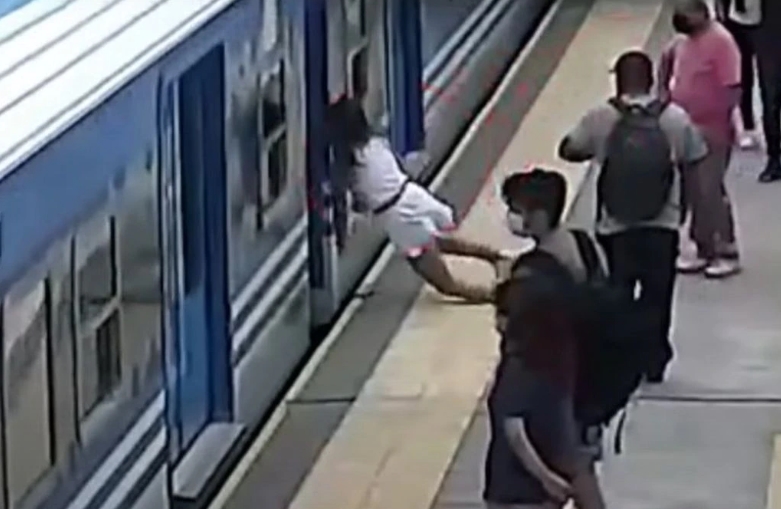 (Video) Impresionante momento en que una mujer se desmaya y cae a la vía de un tren