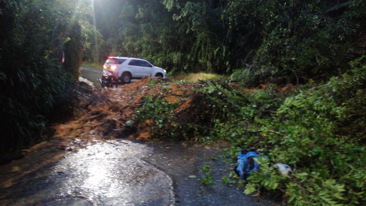 Lluvias provocan emergencias en San Cristóbal y enorme trancón