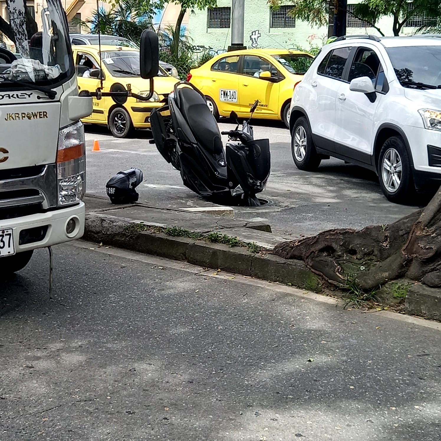 Motociclista cayó a alcantarilla sin tapa en Medellín