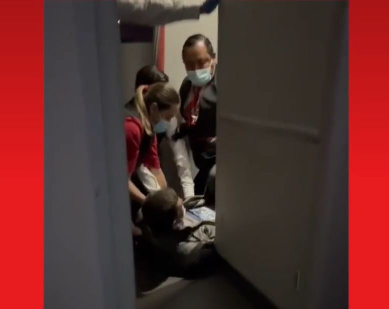 (Video) Pasajero intentó abrir una de las puertas de un avión en vuelo