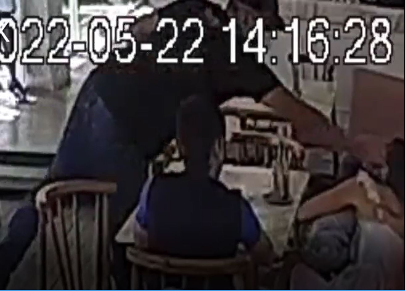 (Video) Roban a una pareja delante de sus pequeños hijos en restaurante de Bucaramanga