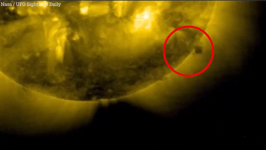 Cámara de la NASA capta misterioso cubo negro emergiendo del Sol