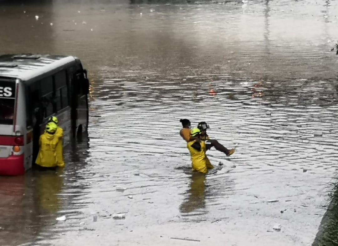 Bomberos rescatan seis personas en inundación del deprimido de San Juan