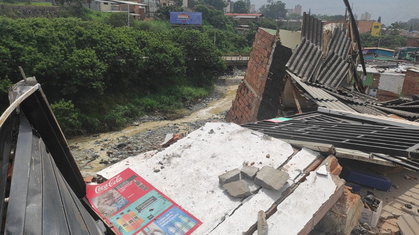 (Video) Colapsaron cuatro viviendas en el barrio El Pesebre