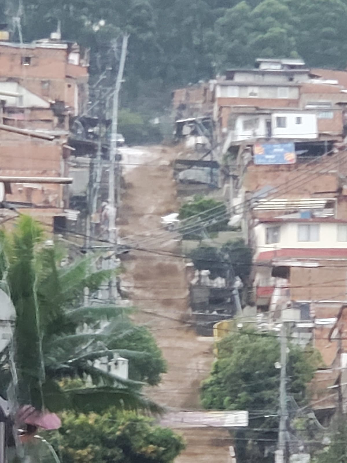 (Video) Inundaciones por fuertes lluvias en Medellín