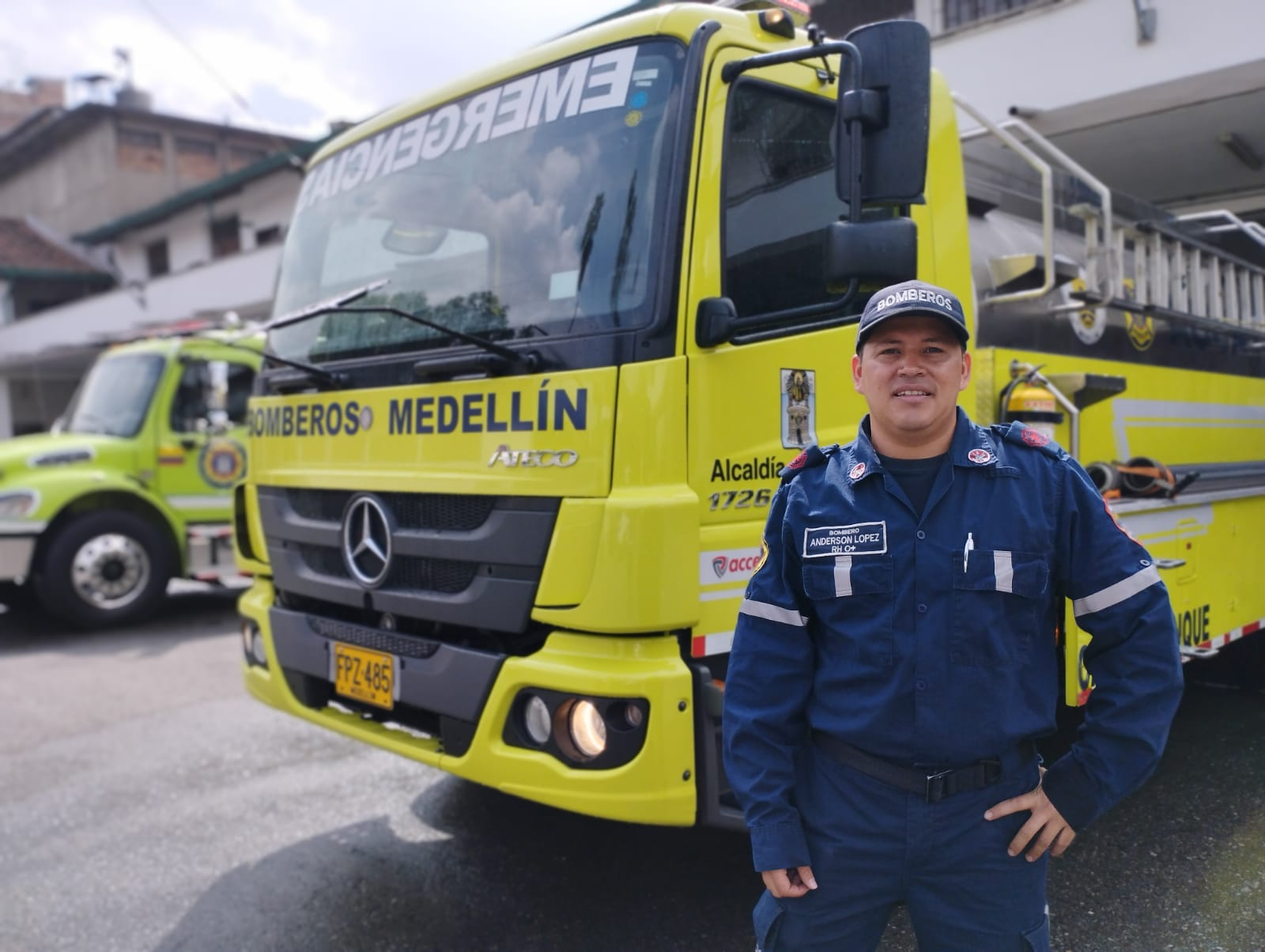 En Medellín un bombero apaga fuegos y enciende luces