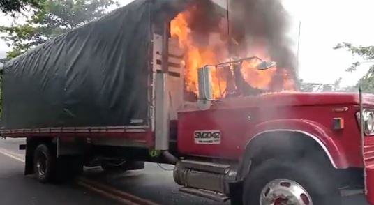 Denuncian incineración de al menos cinco vehículos de carga en Antioquia