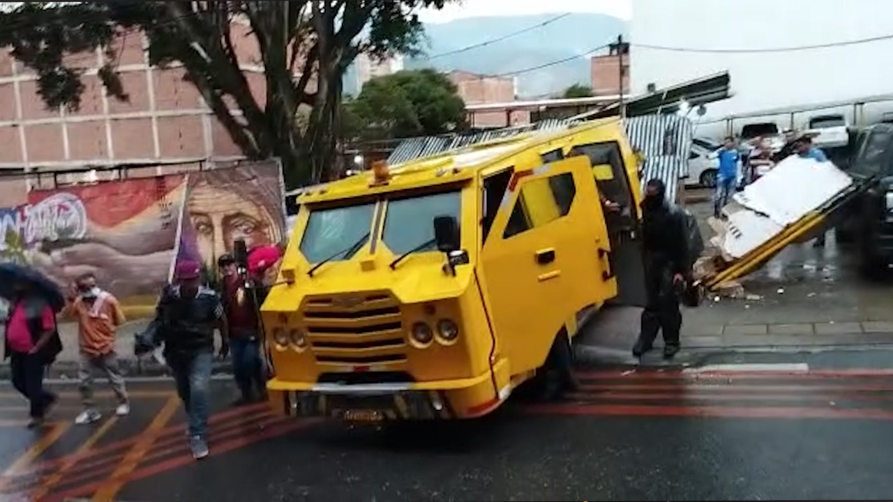 (Video) Carro de valores se desengrana y choca dos motos en Bello