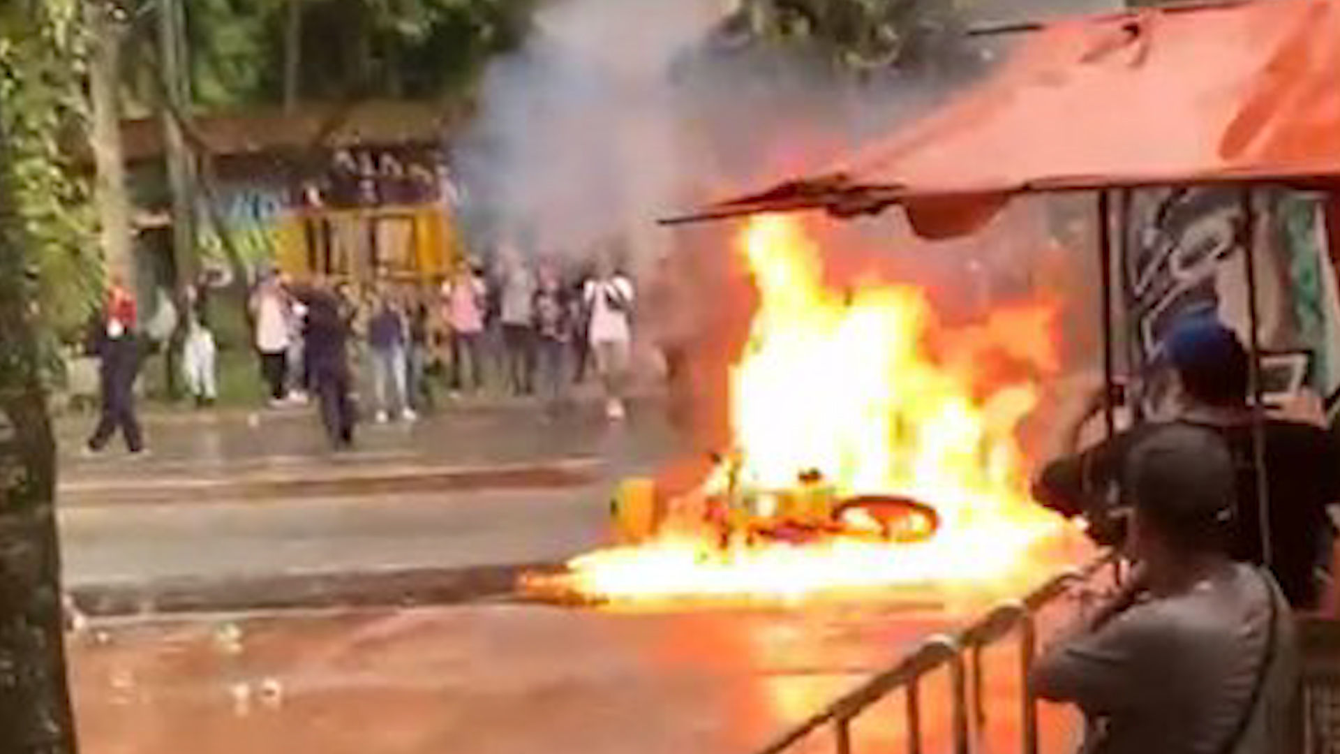 [Video] Tres policías heridos tras disturbios cerca a la Universidad de Antioquia